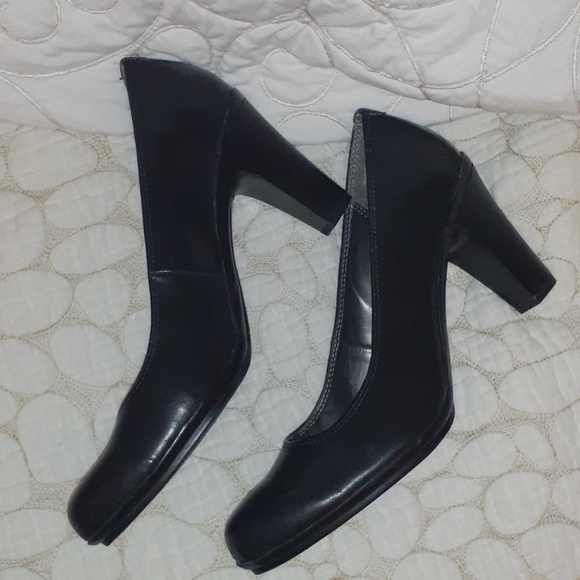 Black size 9 heels - Picture 3 of 8
